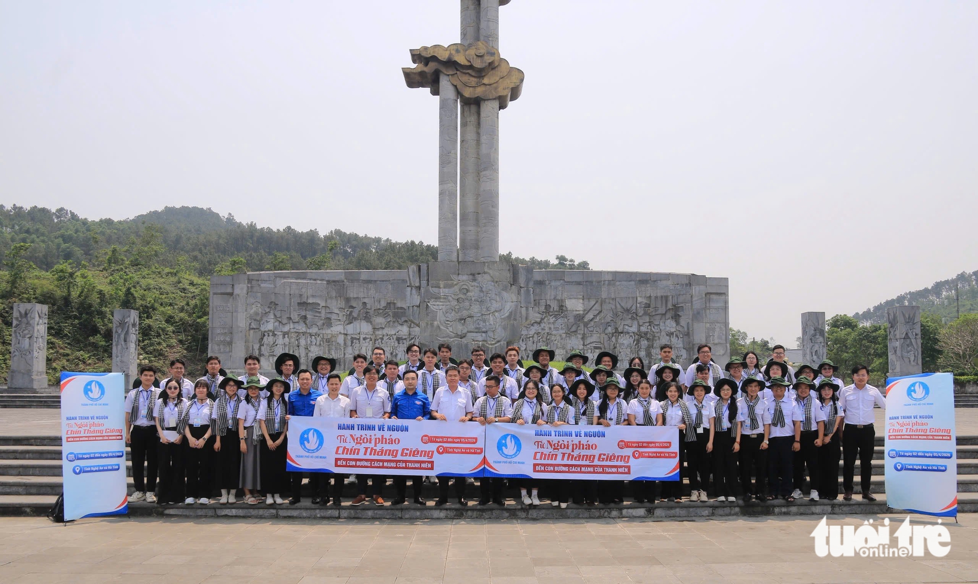 胡志明市大学生参观义安省历史遗迹