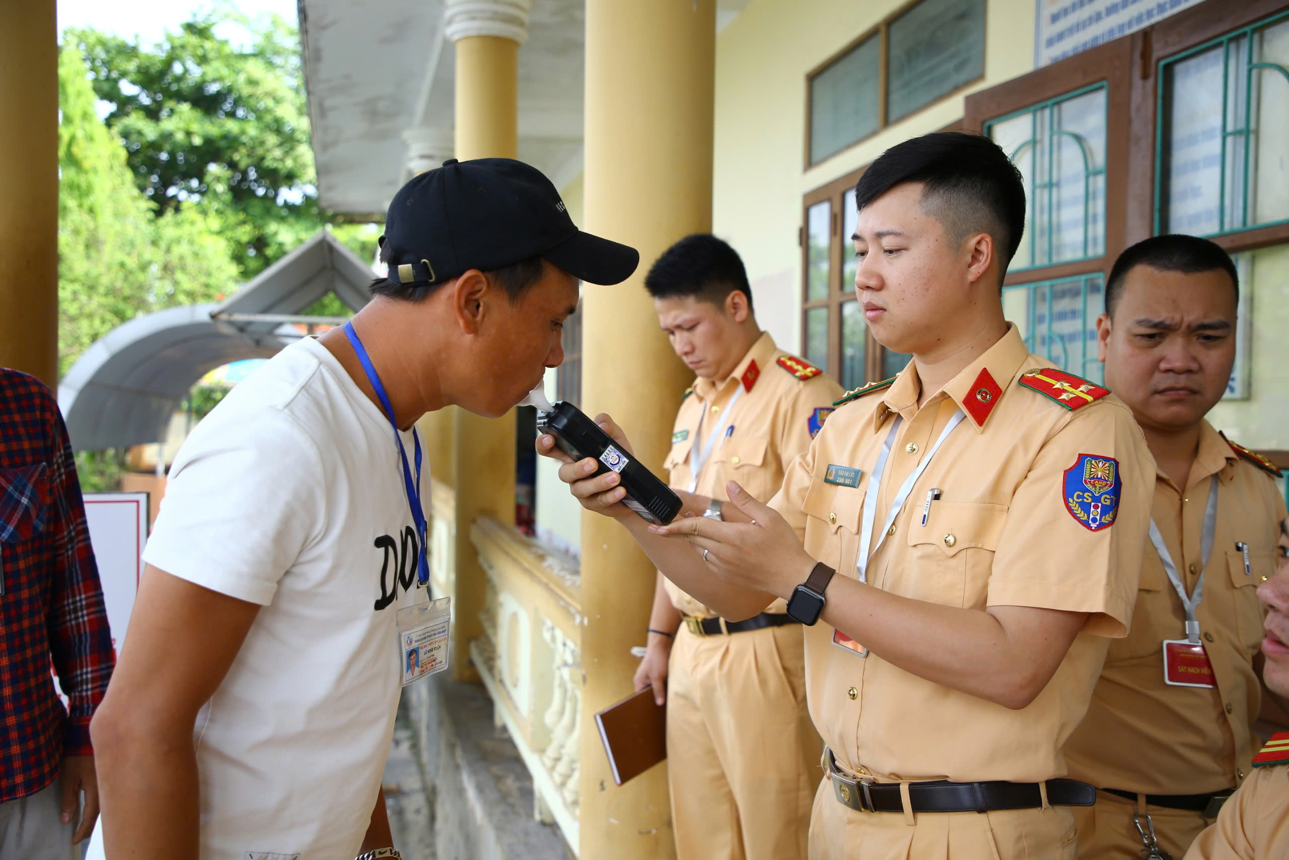 公安在学员考驾照前测量酒精浓度