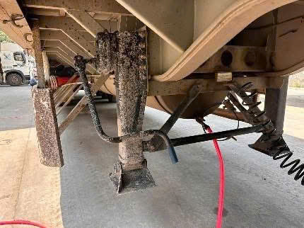 卡車在底盤下改裝油箱以運輸1,200升柴油過境