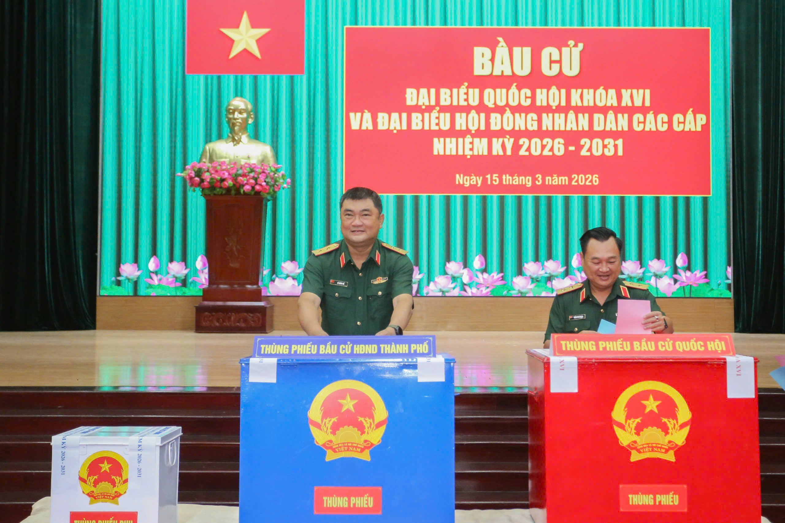 胡志明市武装力量庄严参加选举