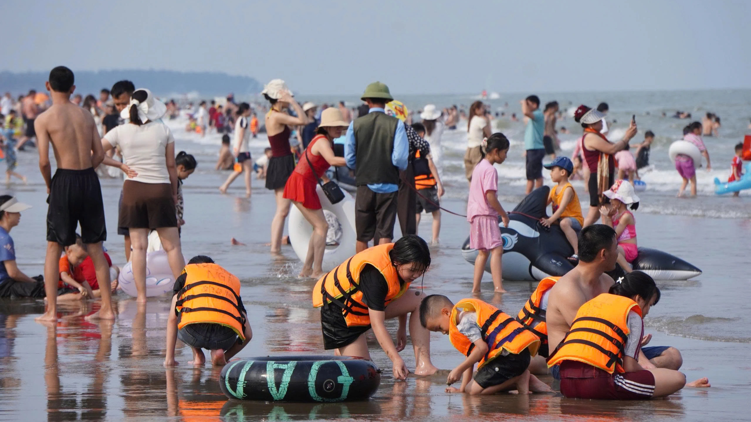 天氣涼爽，岑山海濱浴場上演人潮湧動