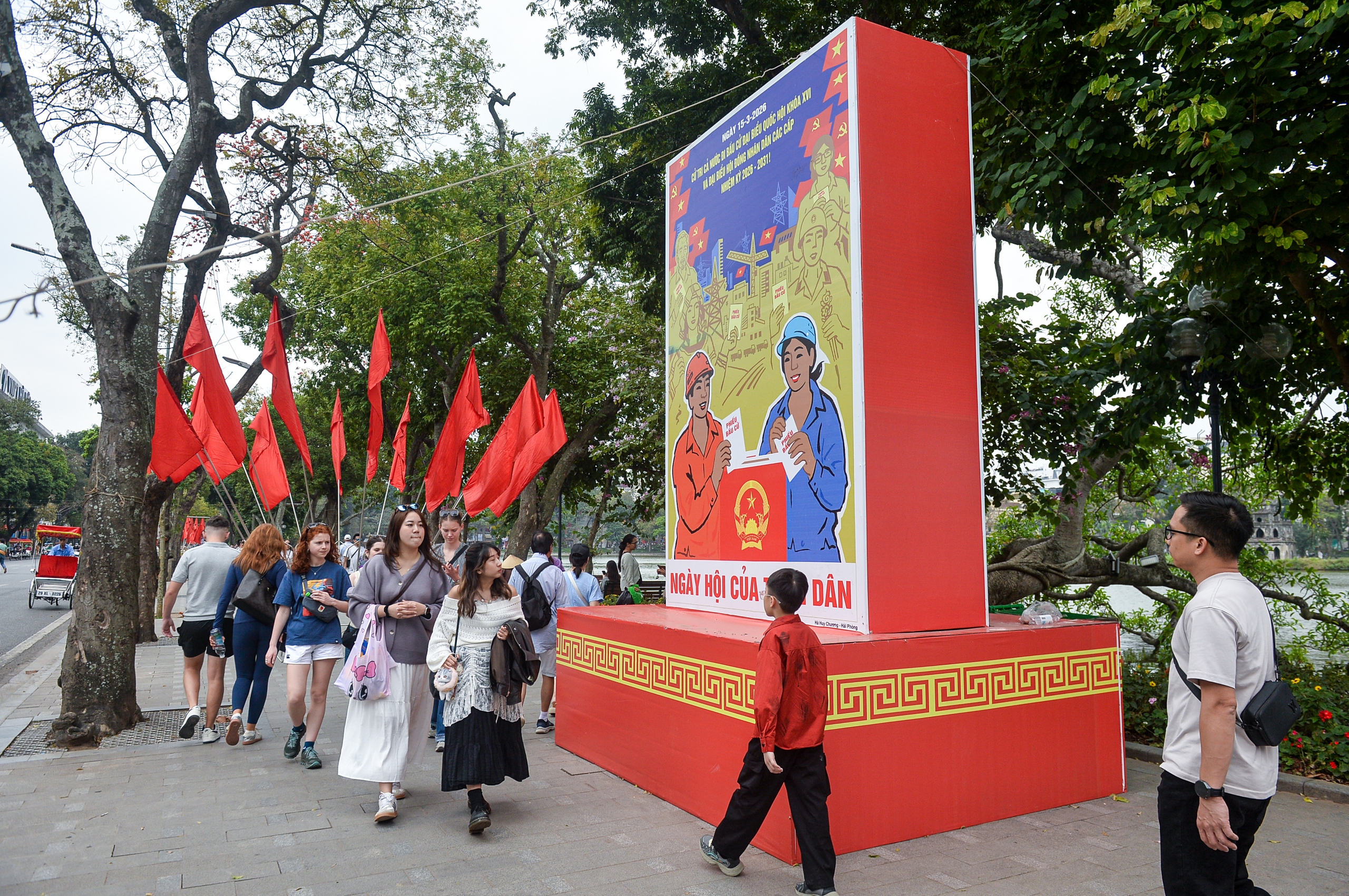 今天上午,全国近7900万选民投票选举新一届国会和各级人民议会代表