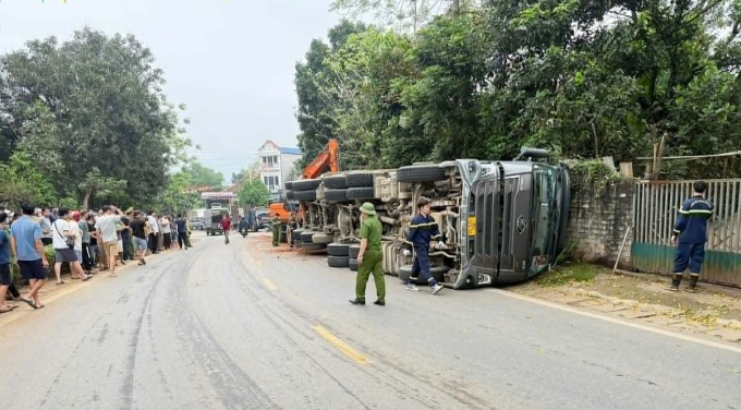 卡車翻車,壓死兩人