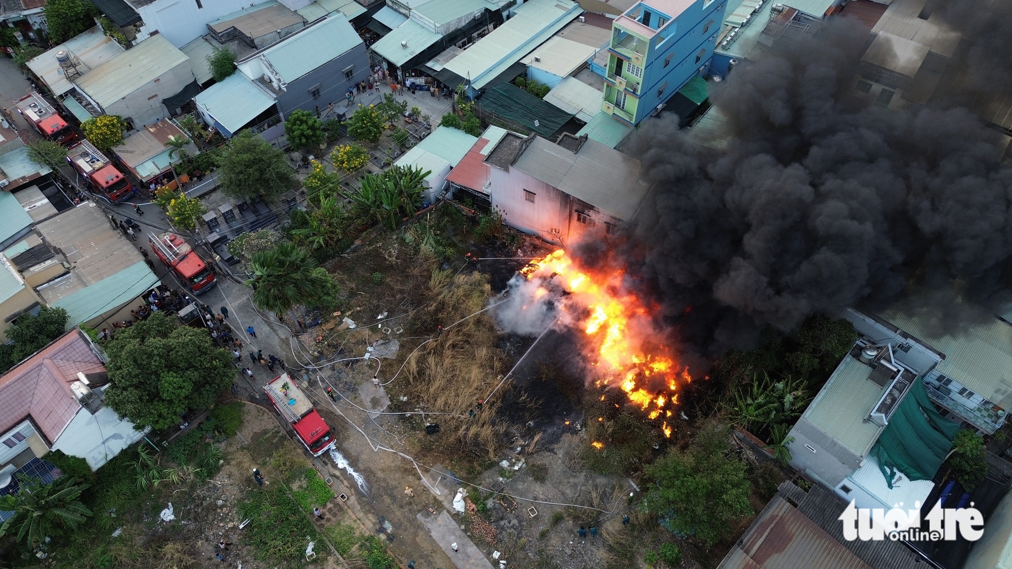 林春坊空地發生大火,火焰威脅居民區