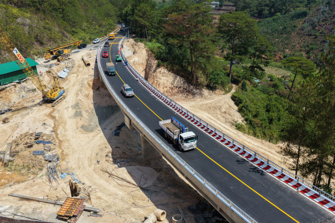 大叻門戶米莫薩山體滑坡點高架橋通車