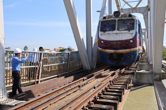 經過5天變形後,鐵路通過Ghềnh橋恢復通車