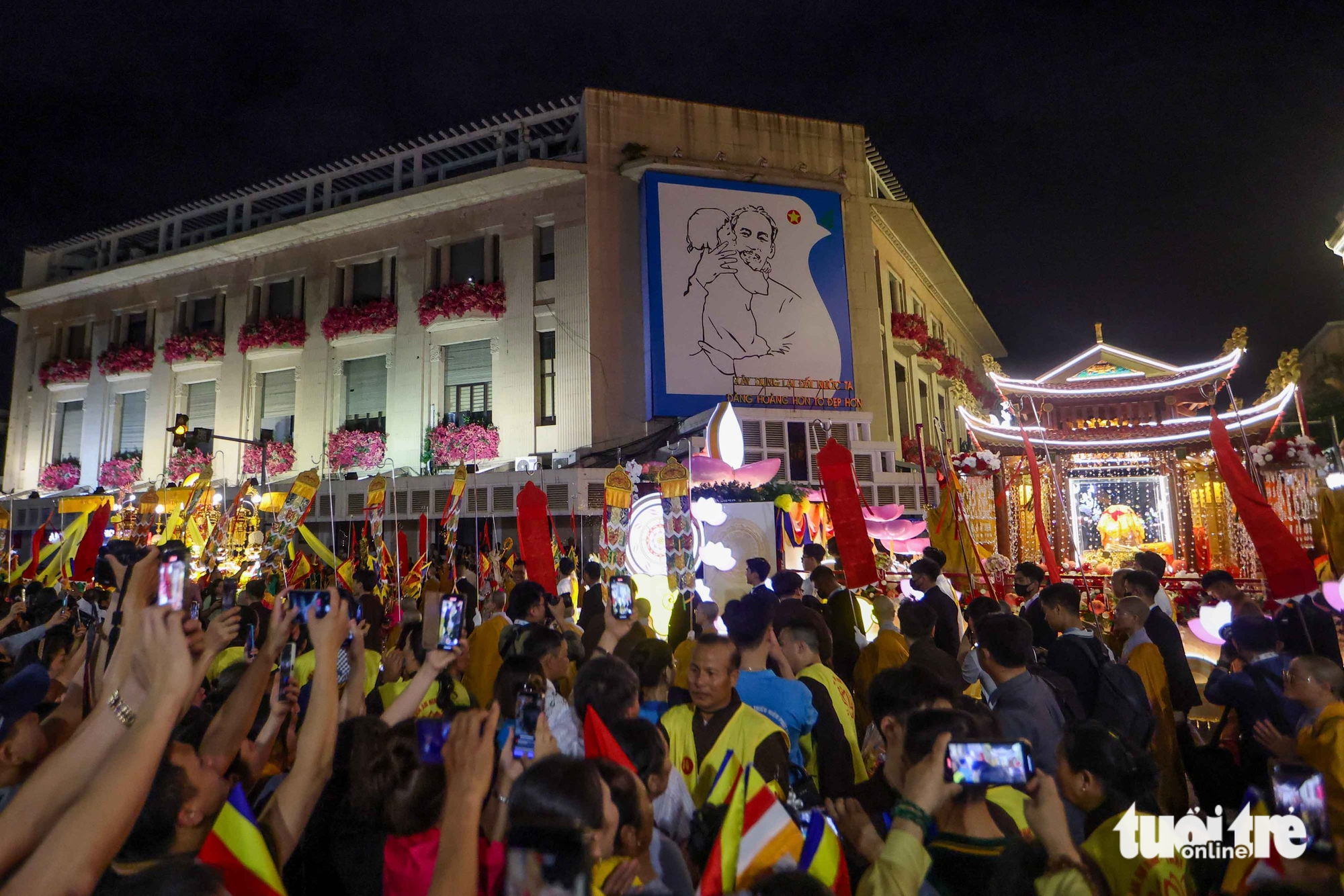护送佛舍利经过还剑湖祈愿天下太平