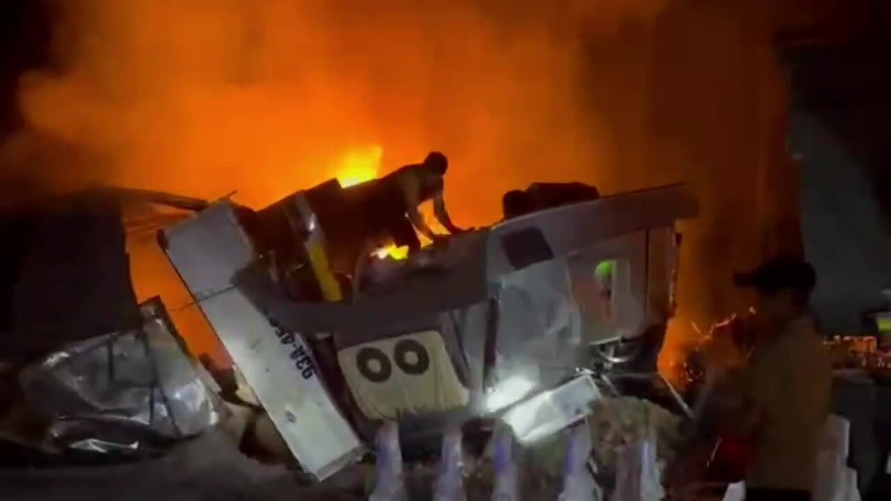 自卸車和牽引車運載腰果在碰撞後起火