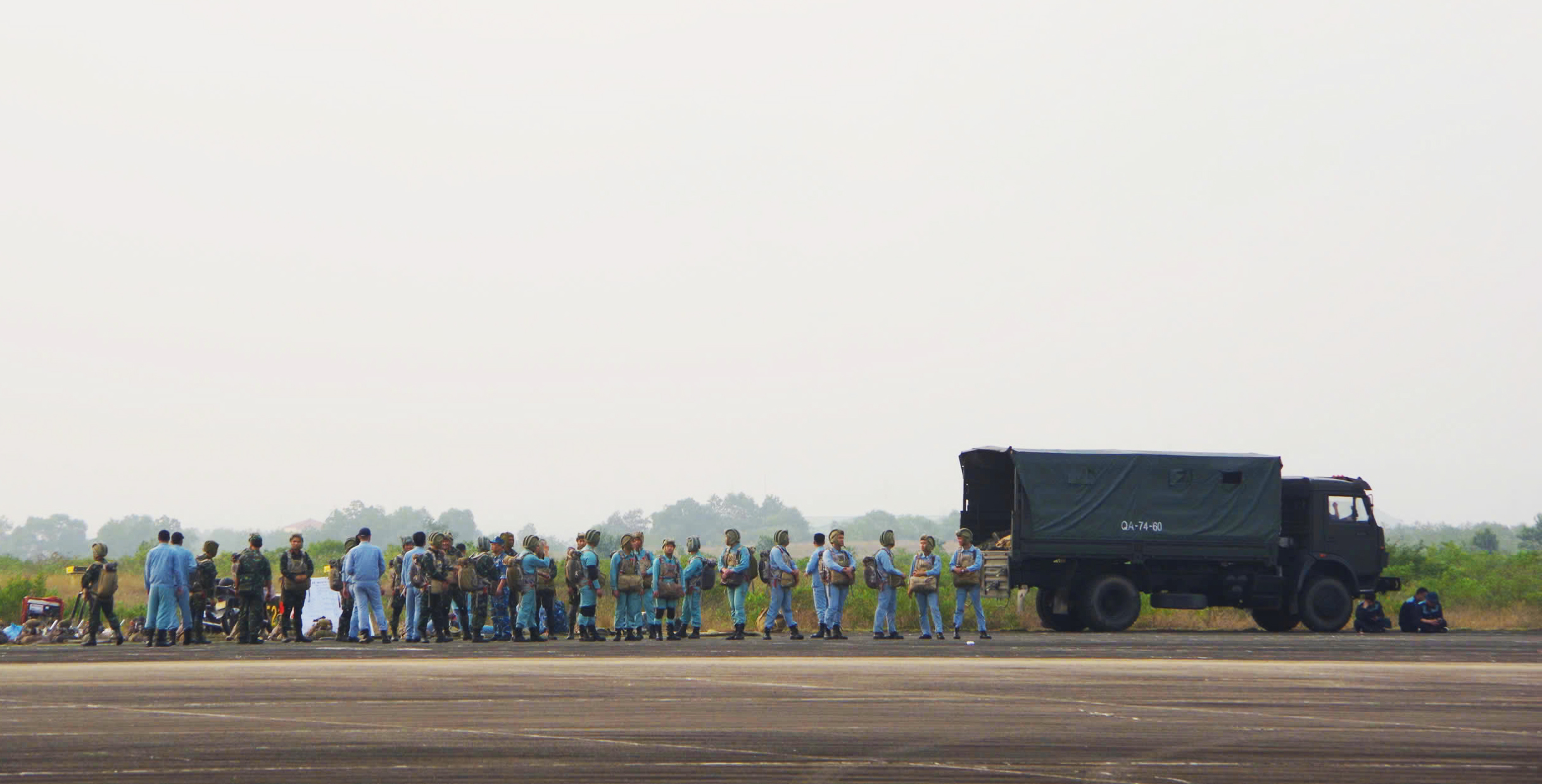 近距離觀看特種部隊和空軍從直升機跳傘