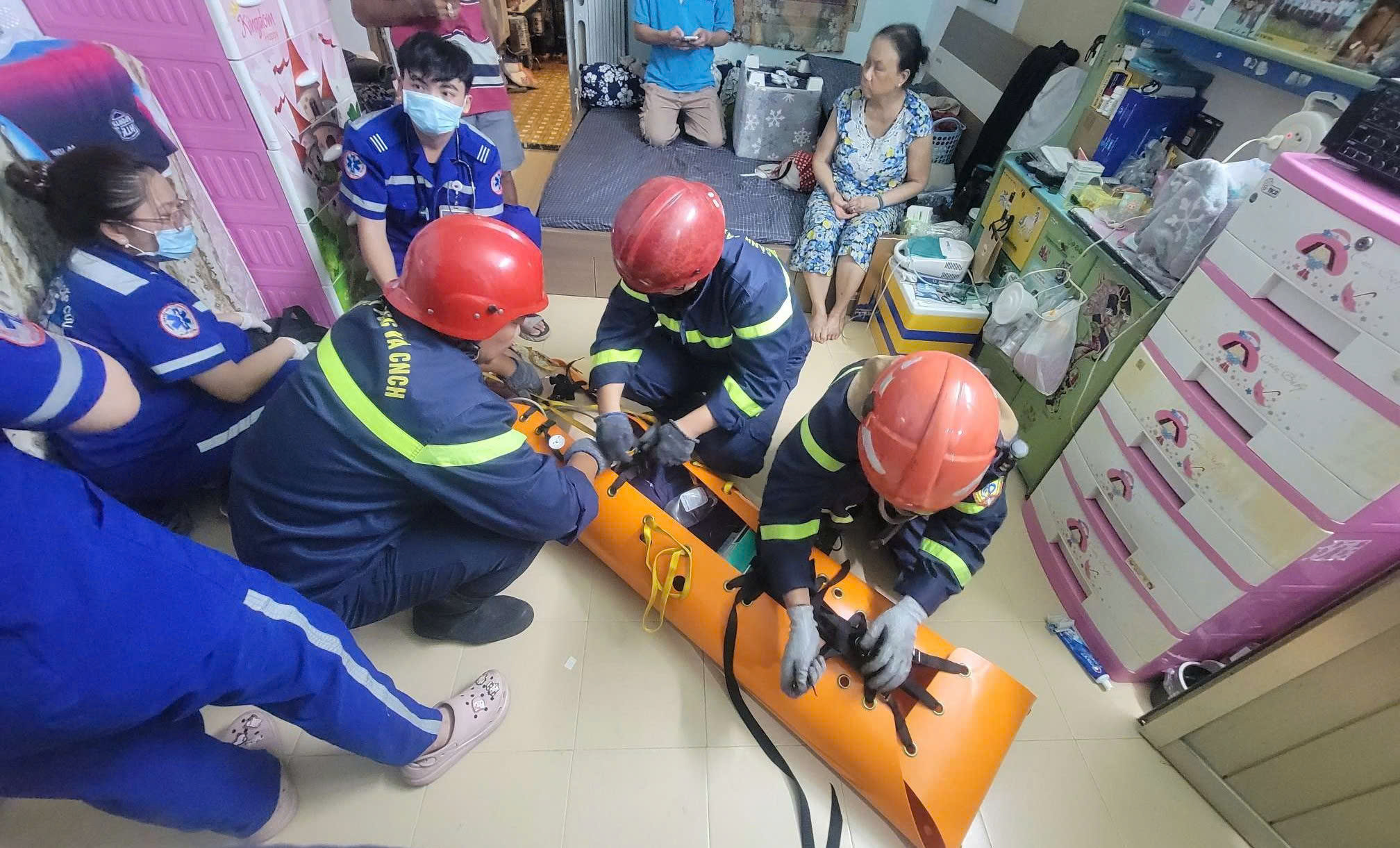 被困二樓無法就醫,消防警察成功救援