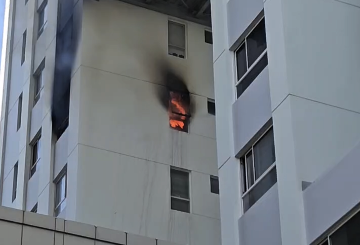胡志明市一棟25層公寓樓發生火災