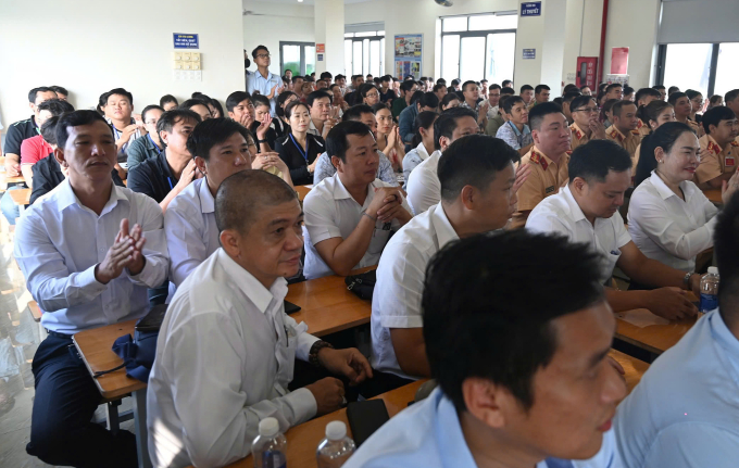 胡志明市交警首次组织驾照考试