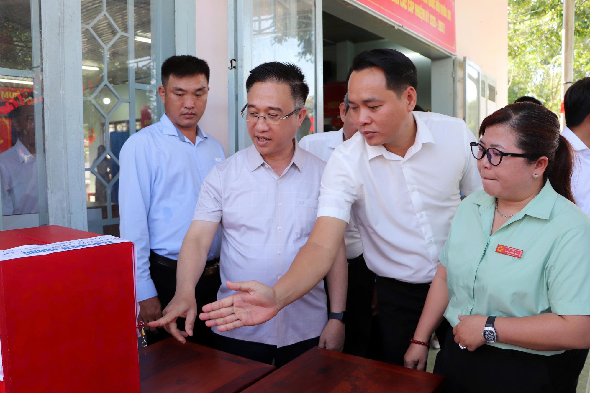 胡志明市市委副书记邓明通检查平阳地区选举准备工作