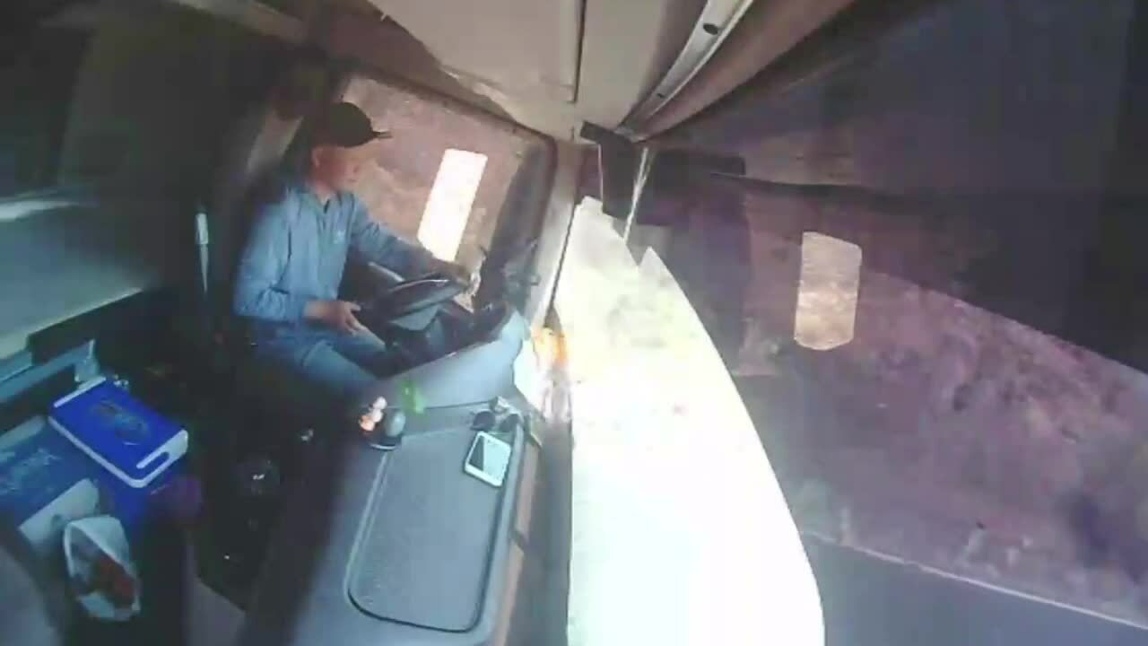 集裝箱車翻車,三人死亡