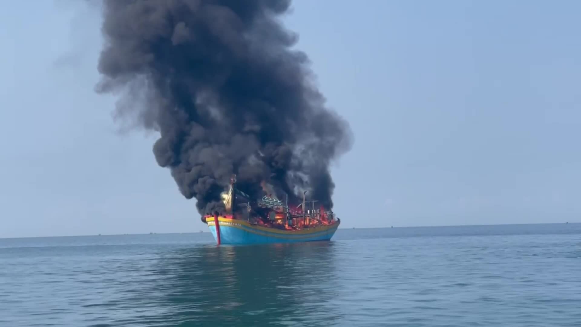 潘切海域一艘載有21人的船隻燃起熊熊大火