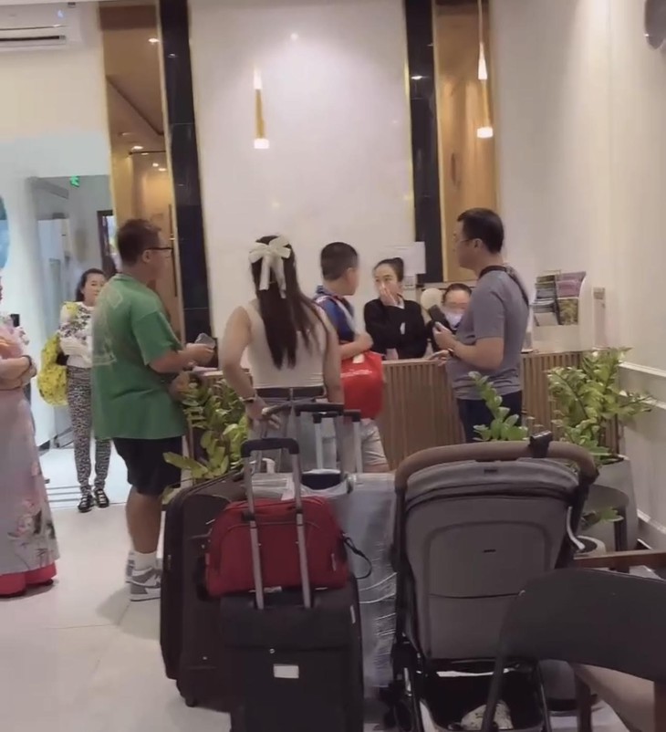 收到酒店预订金后取消以更高的价格出租；摩托车停车费喊价100,000越南盾/次