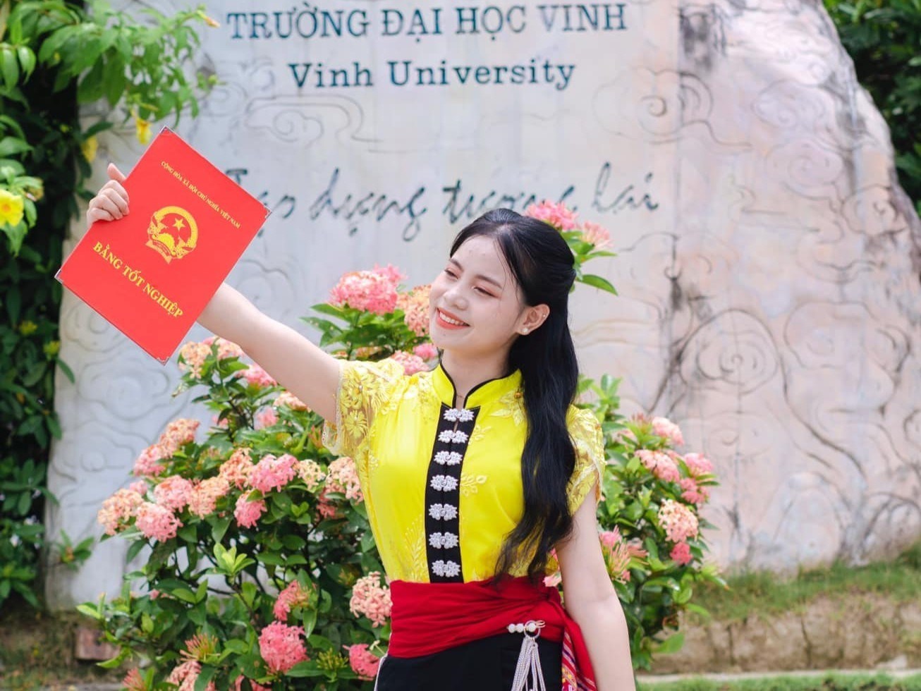 少数民族女教师翻山越岭教书,成为国会议员