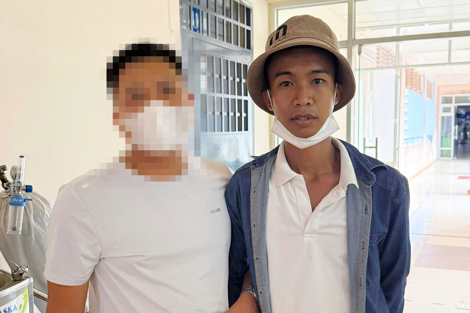 男送货员在送货时被追赶打伤鼻子，额头肿胀