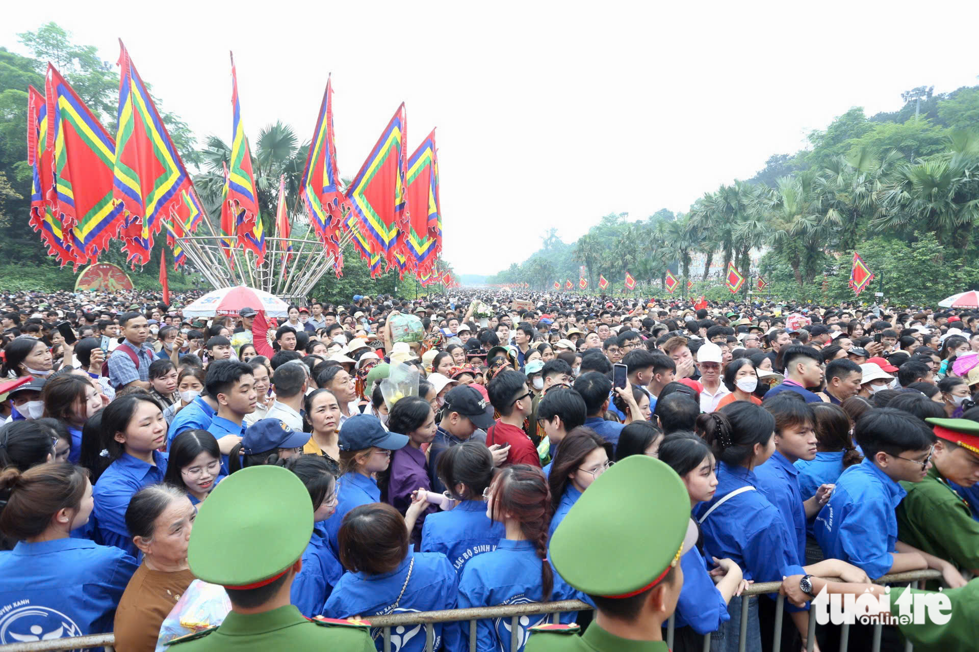 越共中央總書記、國家主席蘇林上香祭拜雄王