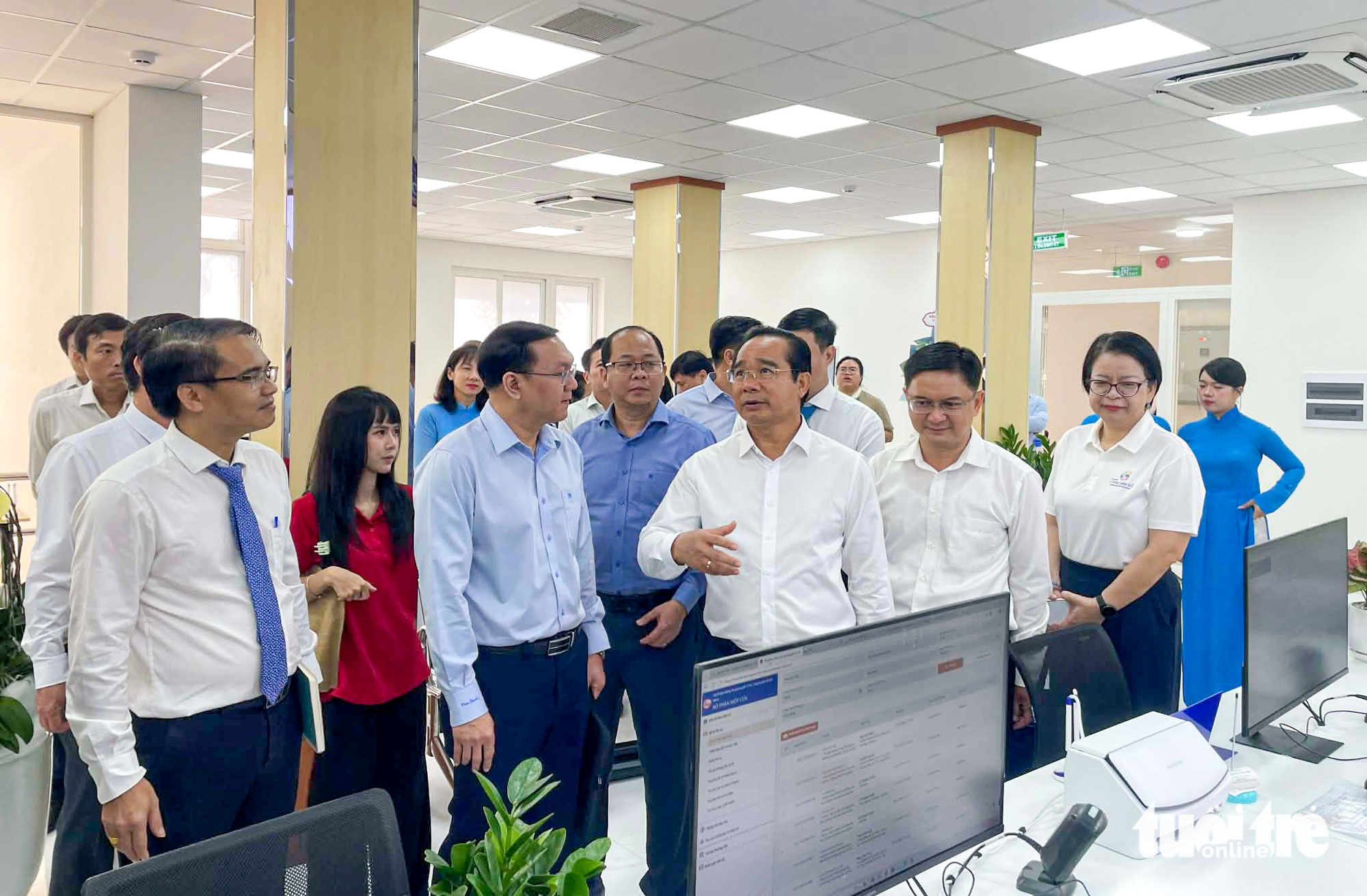 為何在胡志明市112個坊、鄉提前移交交易認證權限?