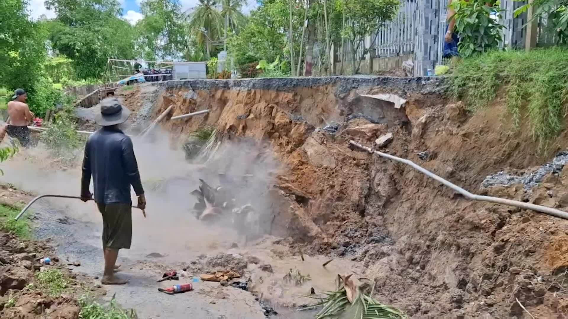 刚升级的道路坍塌入河