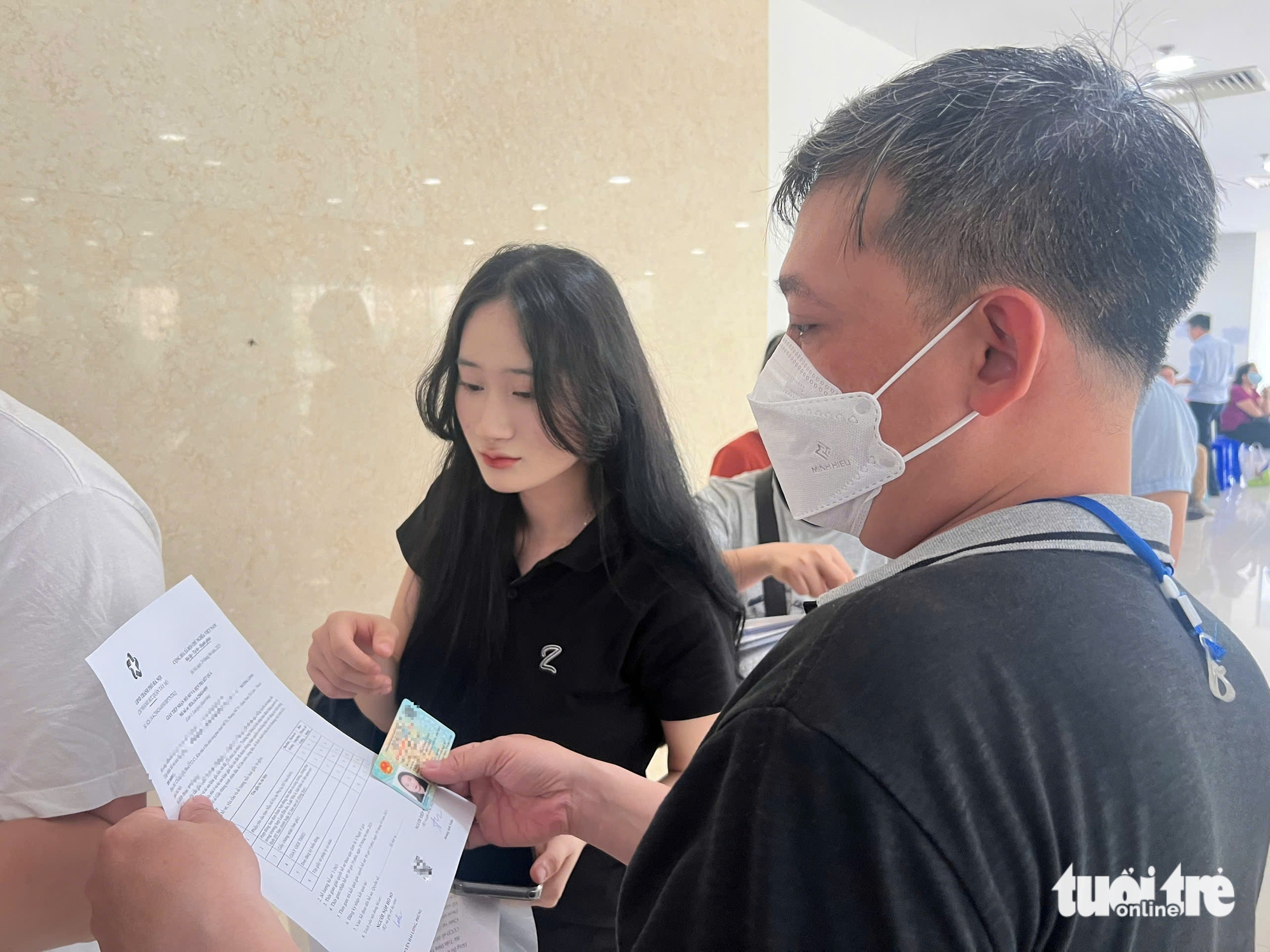河内市民为何凌晨4点就排队等候办理行政手续？