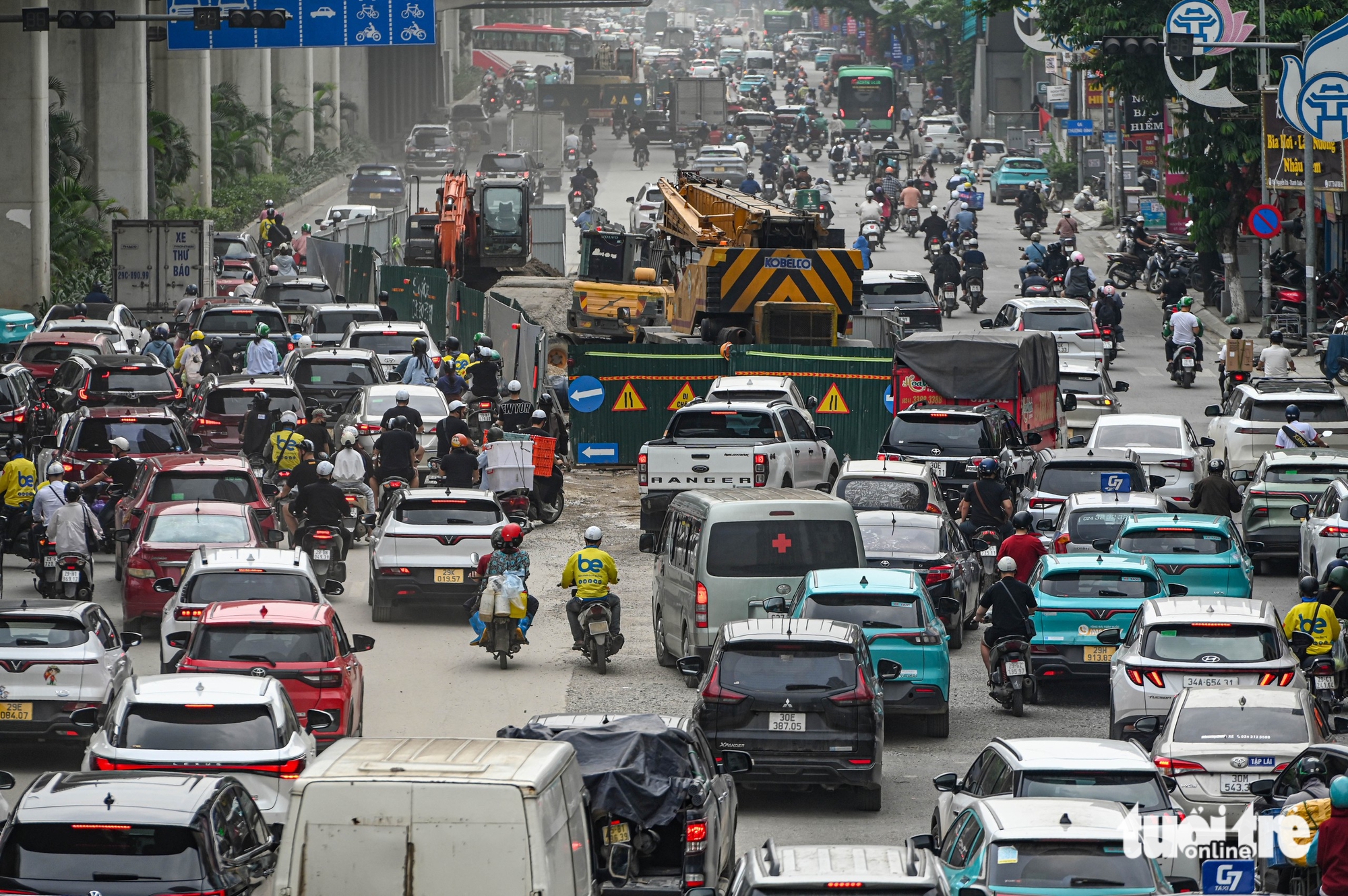 民眾紛紛離開河內度假,出城口車輛寸步難行