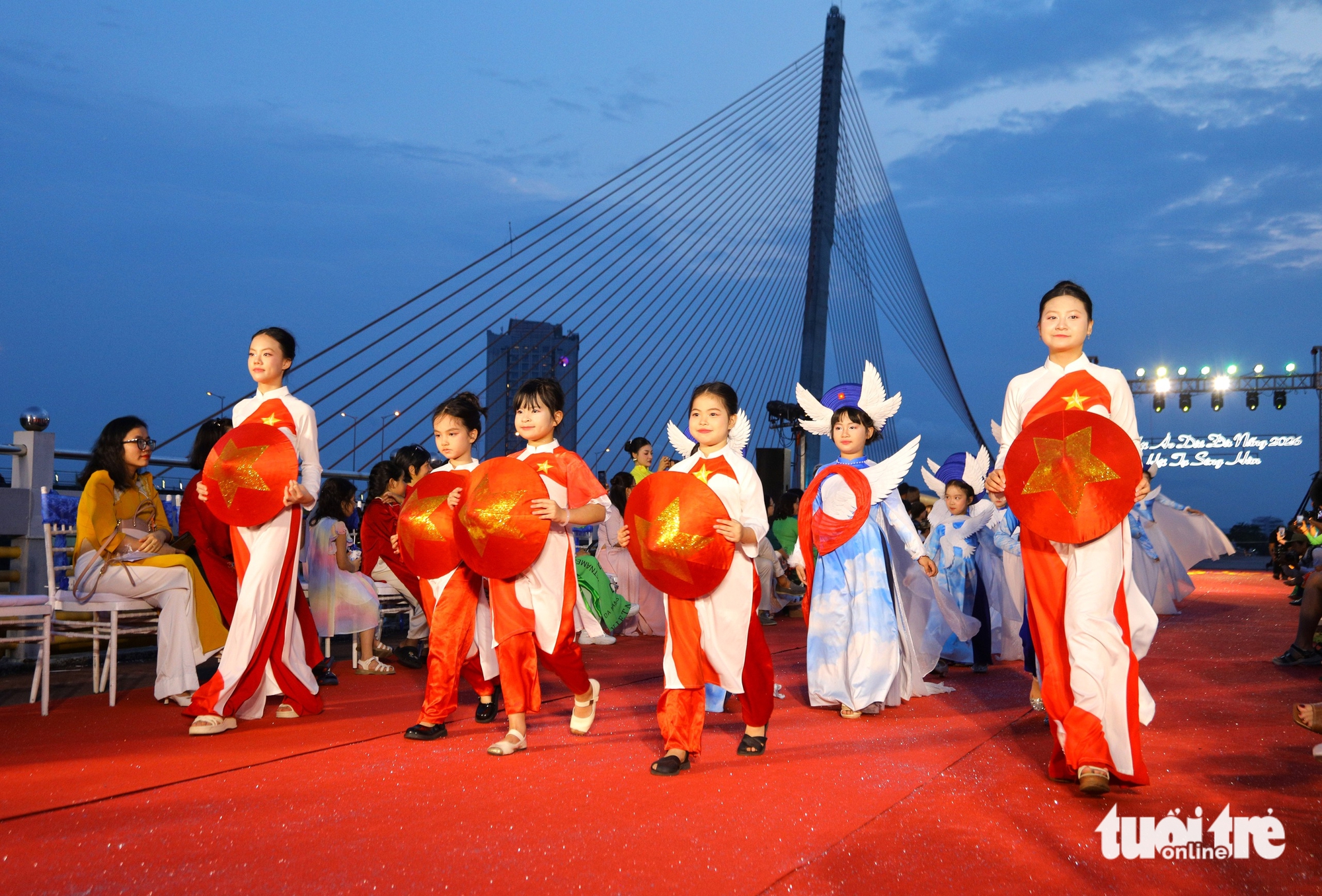 韓江最古老橋梁上的獨特奧黛秀之夜