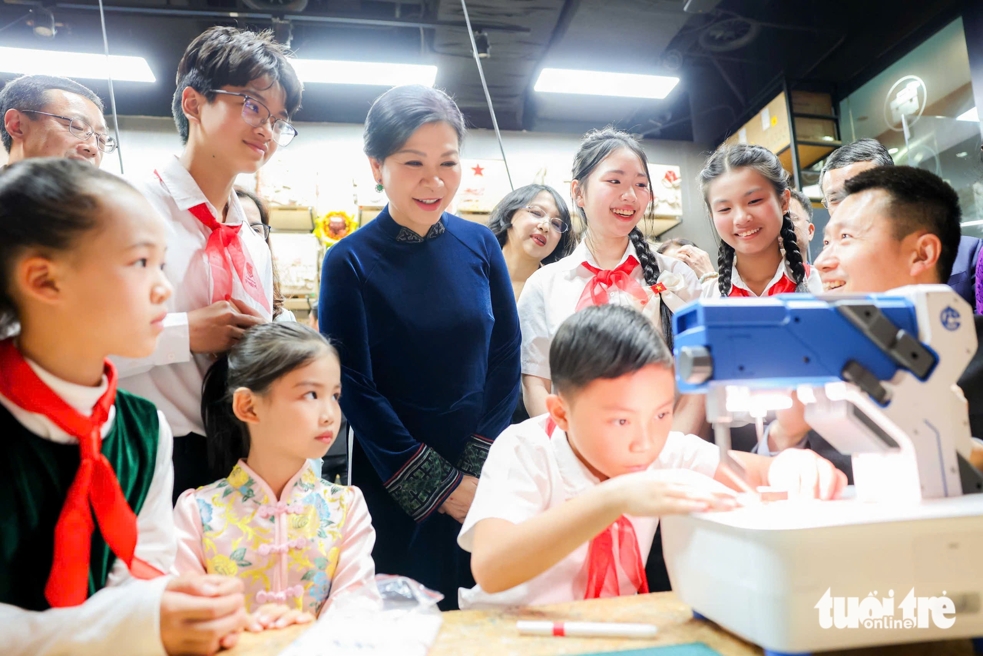 從課堂到越中友誼之橋:吳芳麗夫人參觀宋慶齡青少年文化交流中心