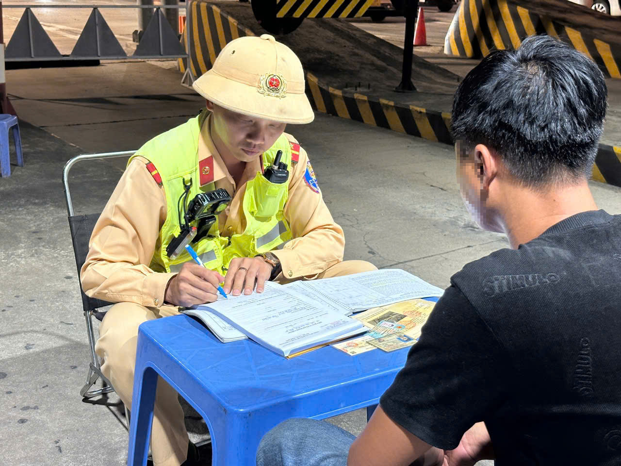 交警偽裝坐在汽車裡拍攝處理高速公路上駕駛時使用手機的司機