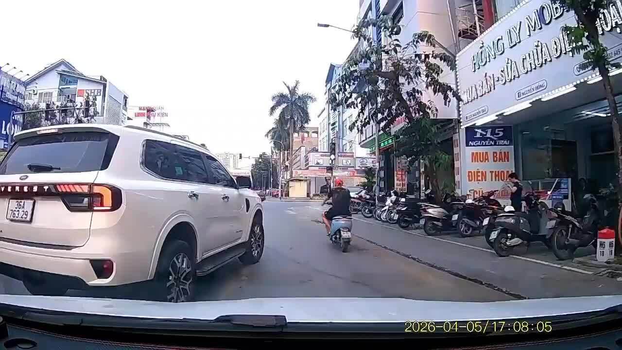 假車牌汽車在街頭超車後被查獲