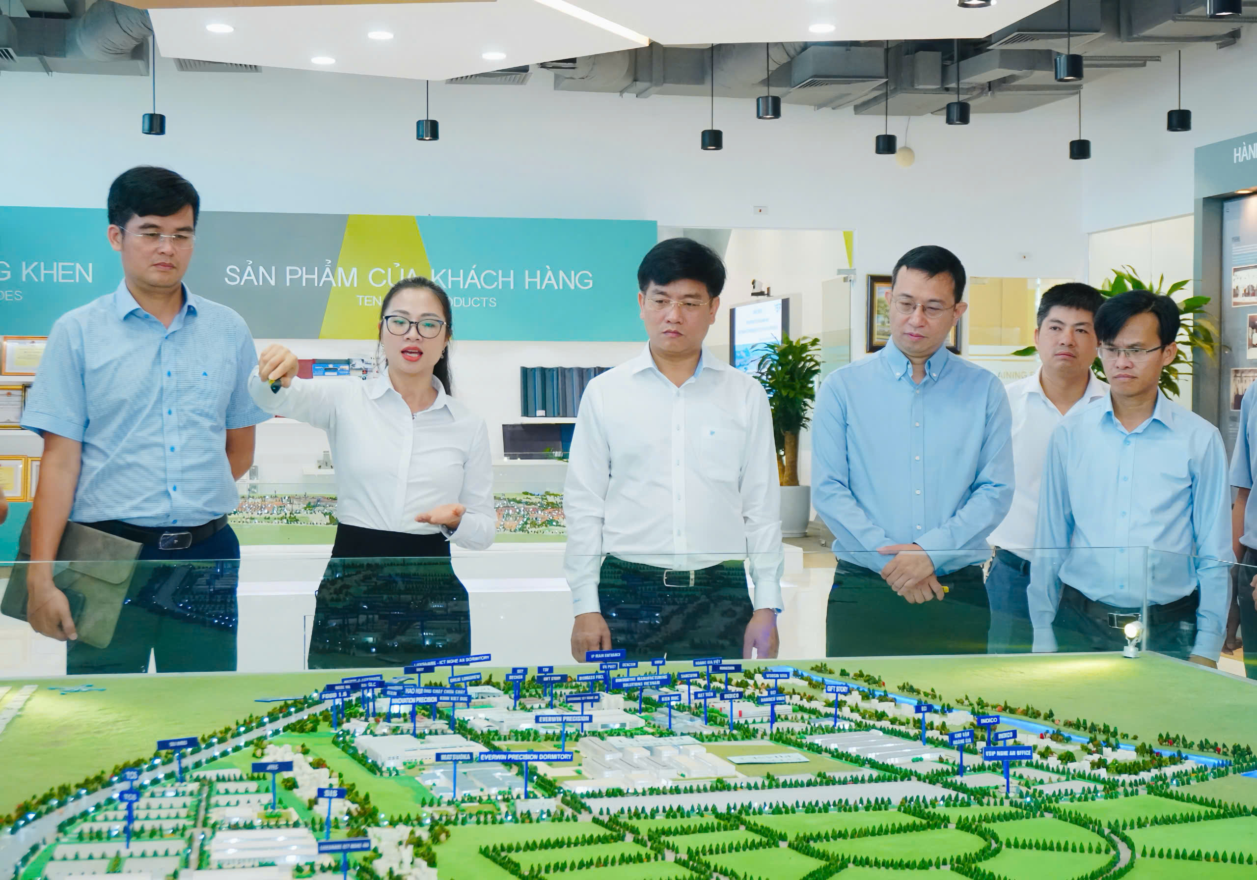 廣南省前往海防市學習加速海洋經濟發展之道