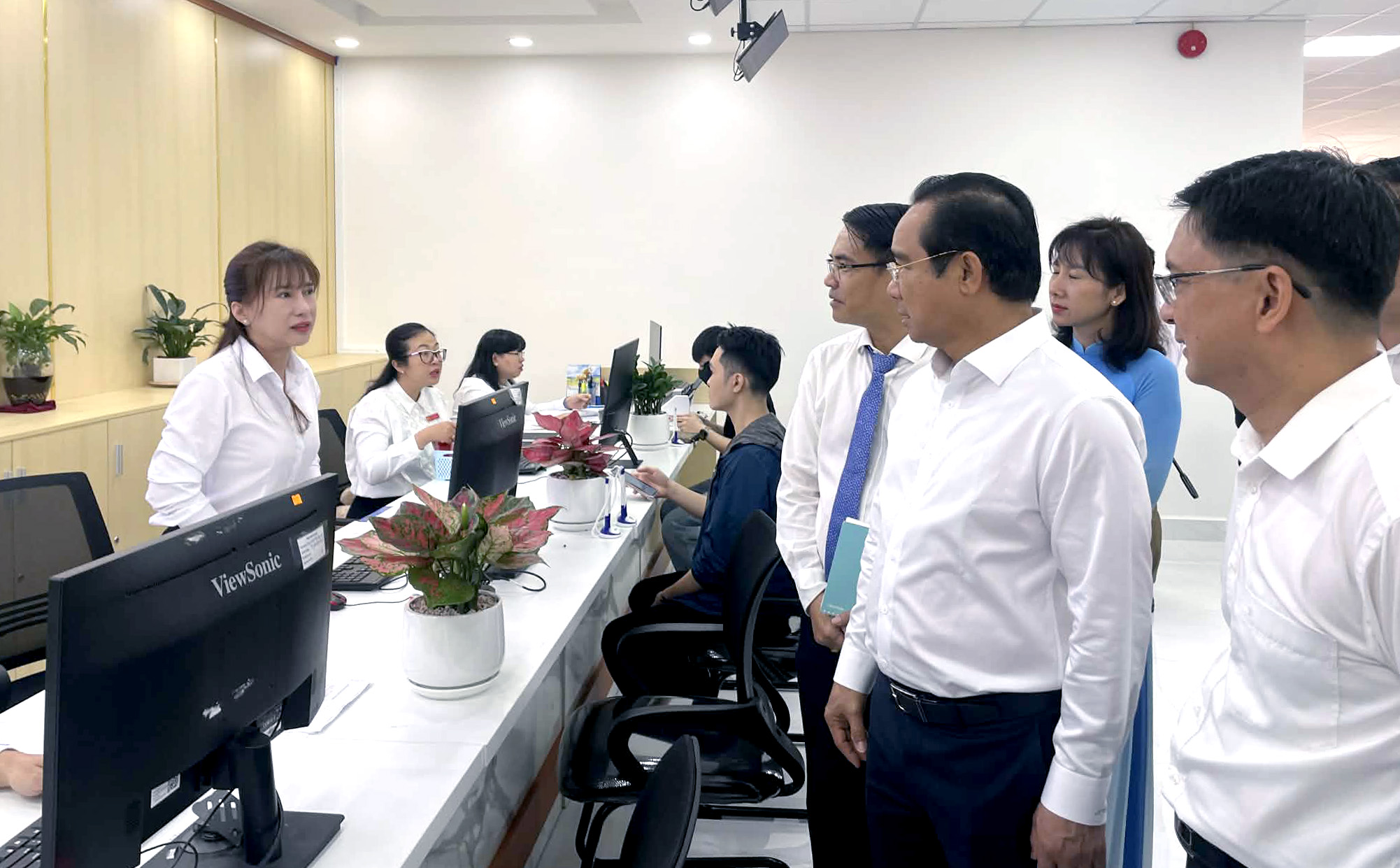 胡志明市112名鄉級人民委員會主席自4月27日起停止交易認證