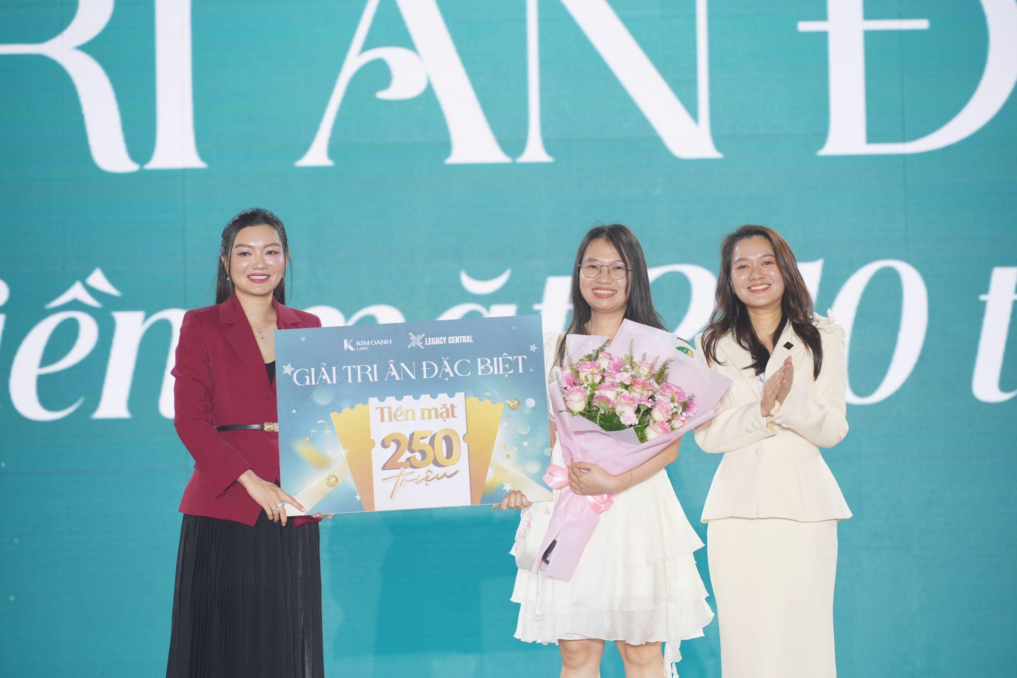 感恩2000名Legacy Central公寓業主的晚宴