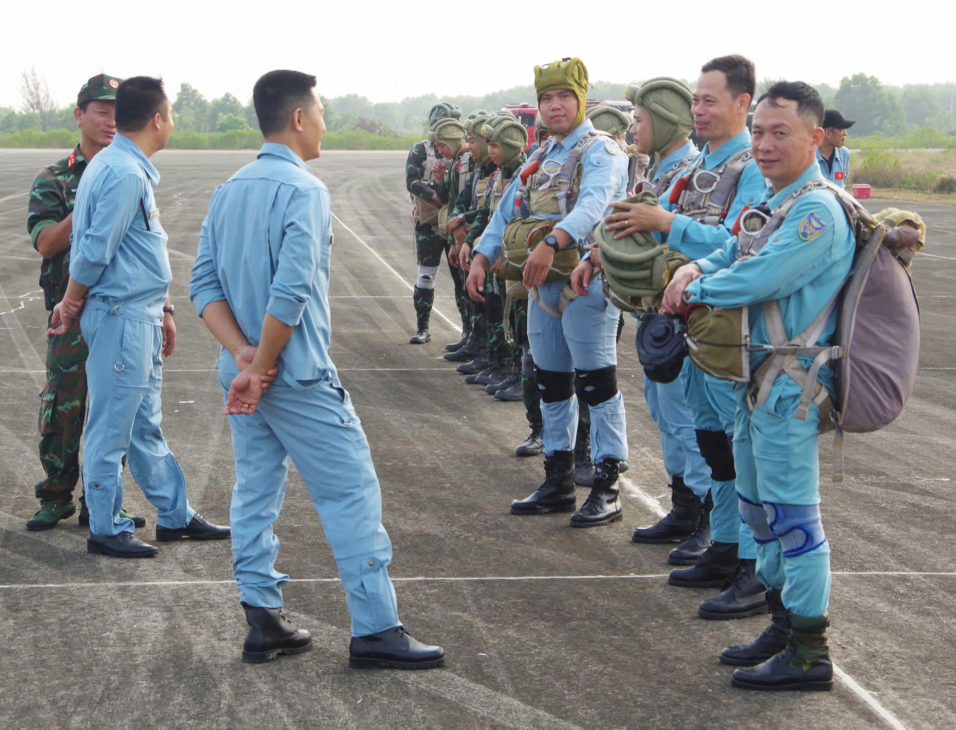 近距離觀看特種部隊和空軍從直升機跳傘