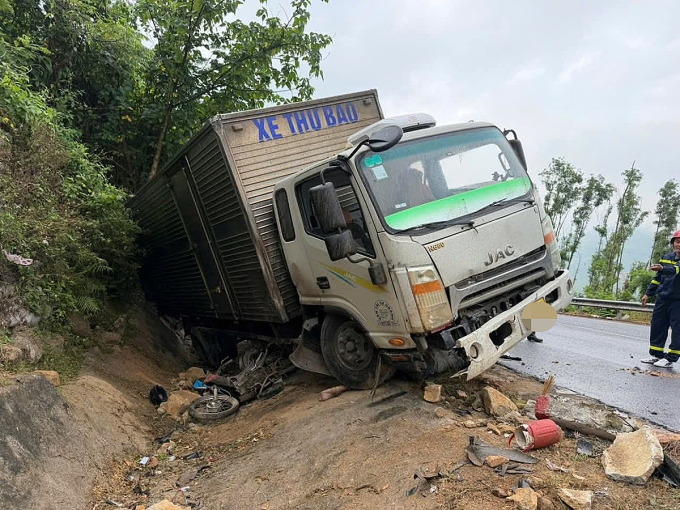 貨車在Cù Mông坡撞上摩托車,一人死亡