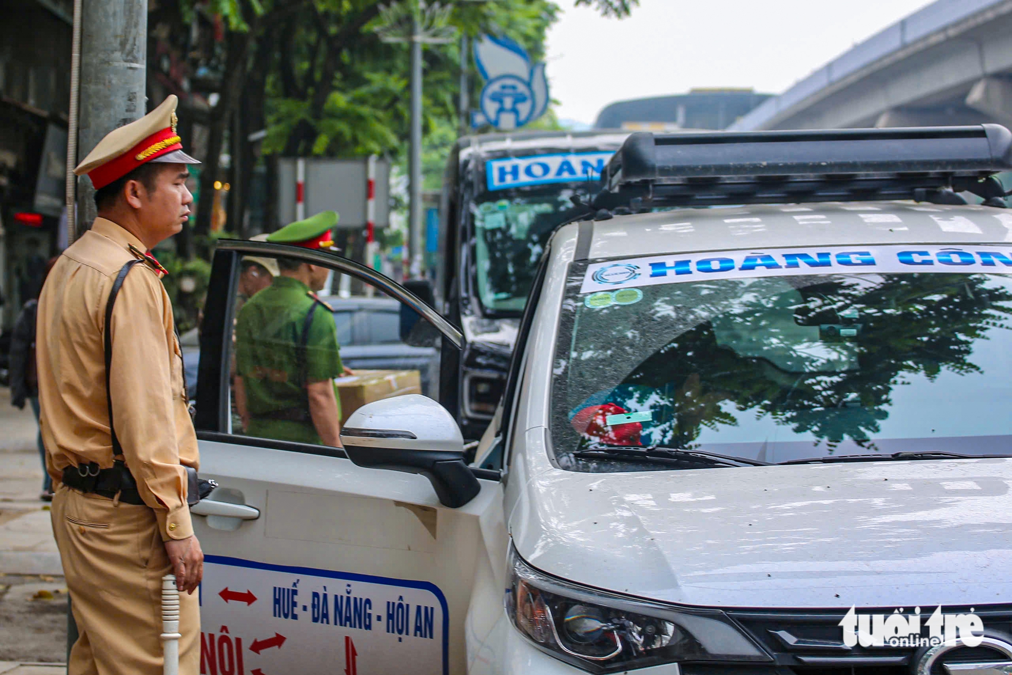 警方使用無人機監控,處理在車道上違規停放的車輛