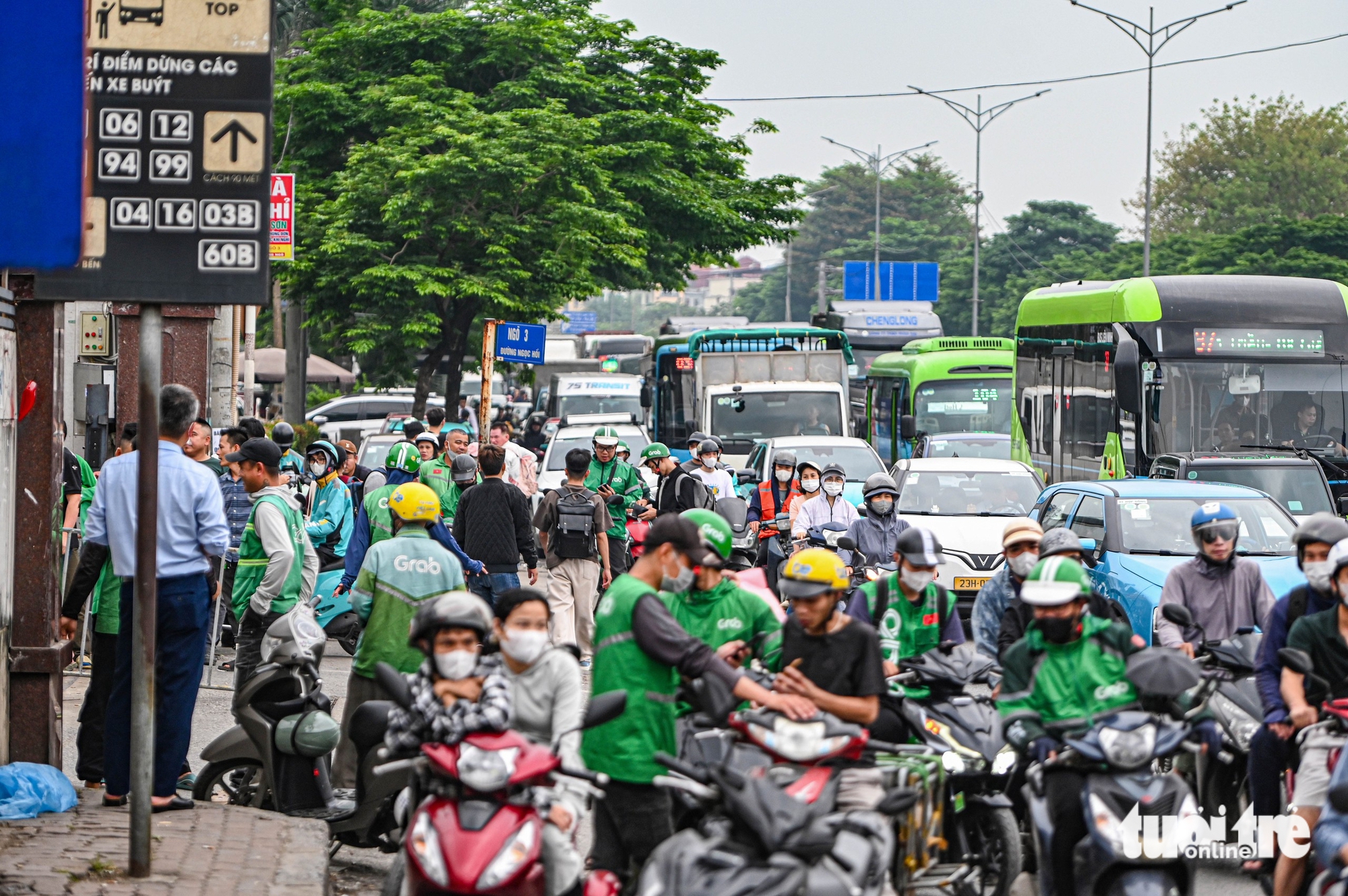 民眾紛紛離開河內度假,出城口車輛寸步難行