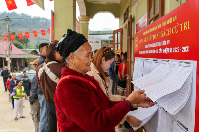 放下農活,義安省山區居民提前投票