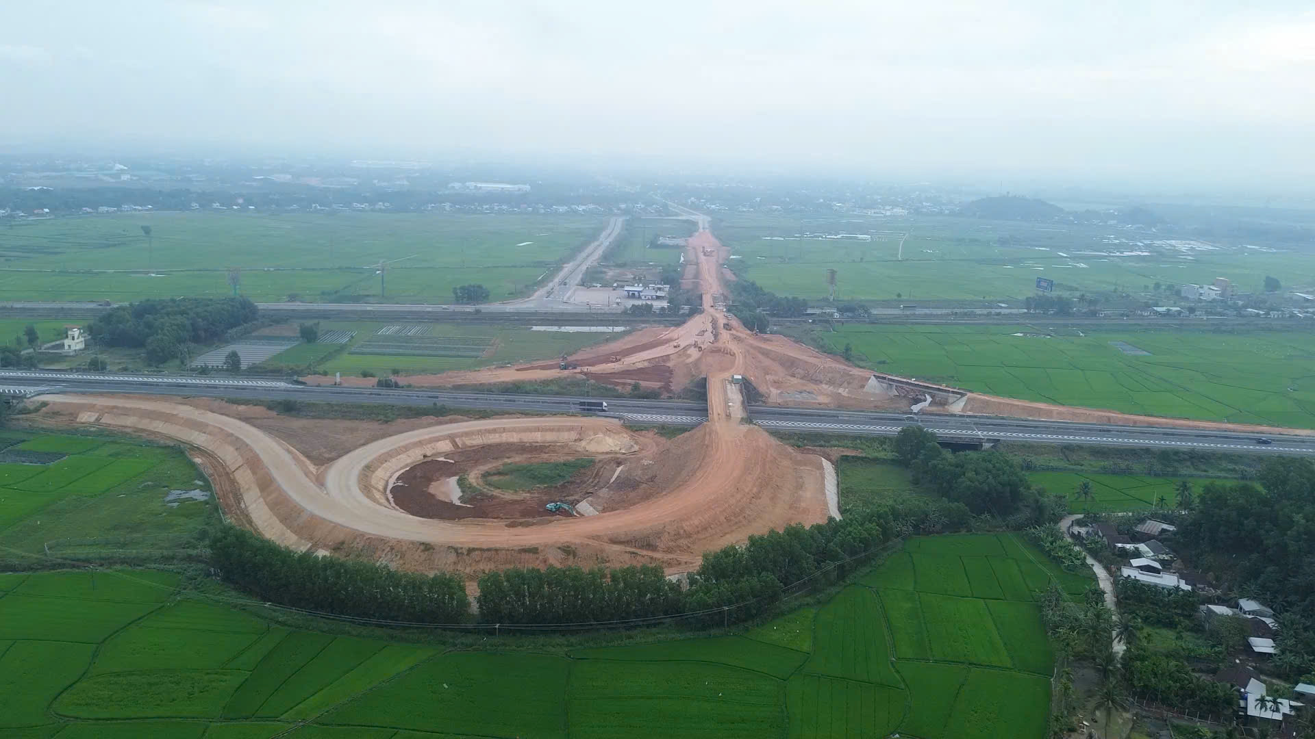 岘港-广义高速公路连接云屯经济区的立交何时完工?