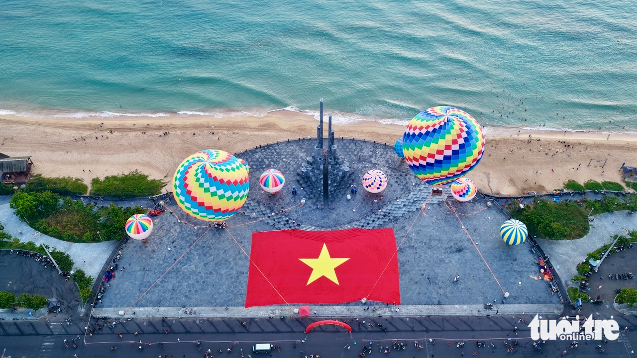 首次在綏和市乘坐熱氣球,遊客在黎明中欣賞美景