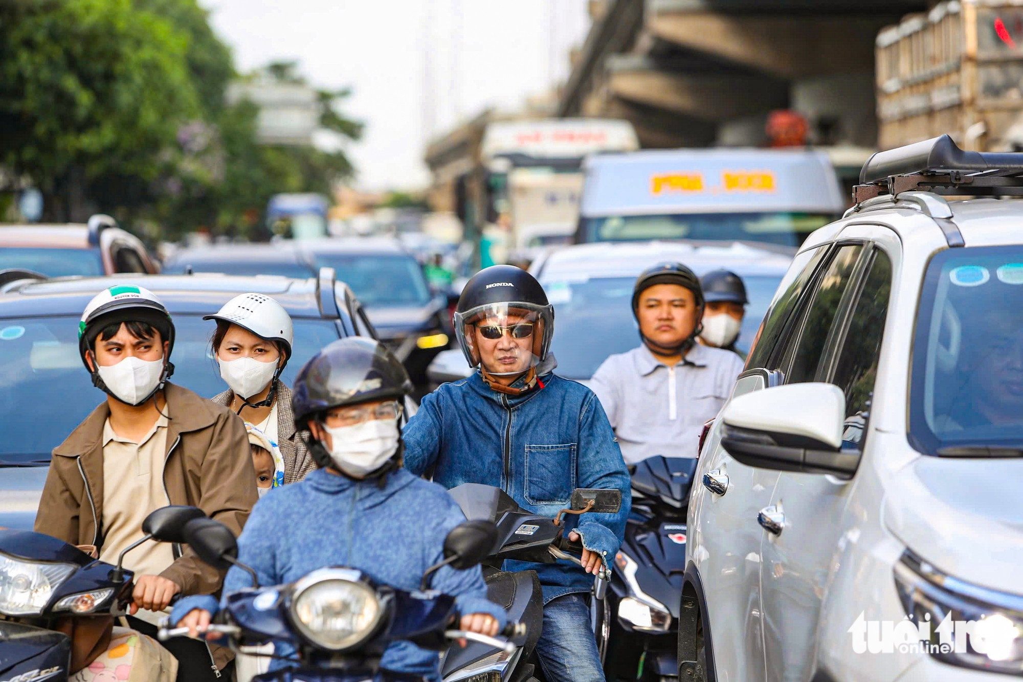 人群湧出河內度假,高架路上一輛汽車起火