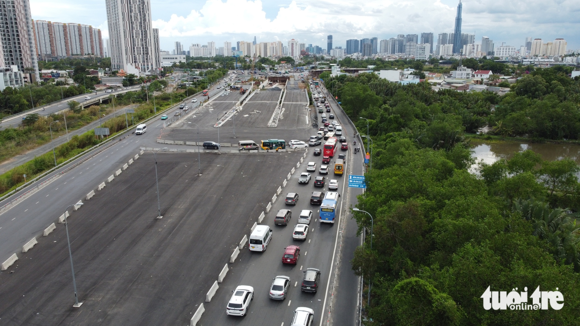 假期最后一天，高速公路畅通，An Phú交点和Long Thành桥轻微拥堵