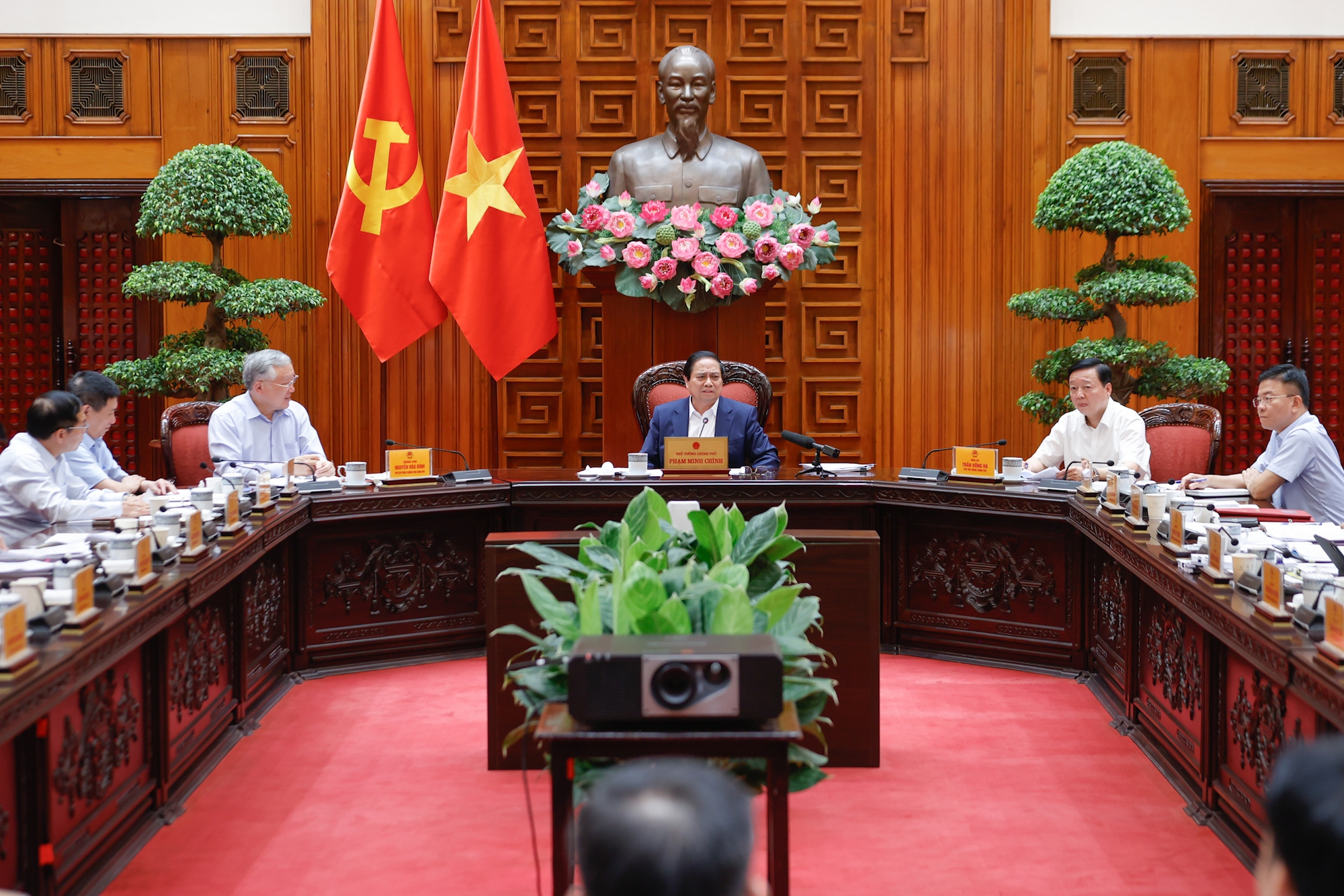 建立两级政府组织：超过1,200项任务需要分级和授权