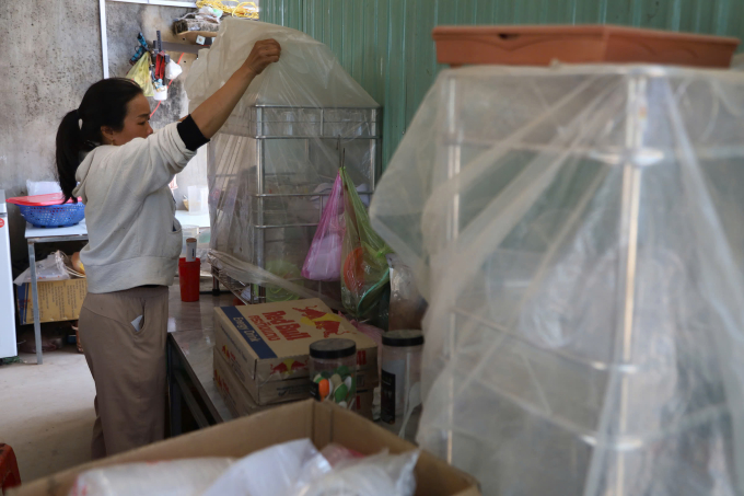 居民用塑料布覆蓋房屋以避免富吉機場的'沙塵暴'