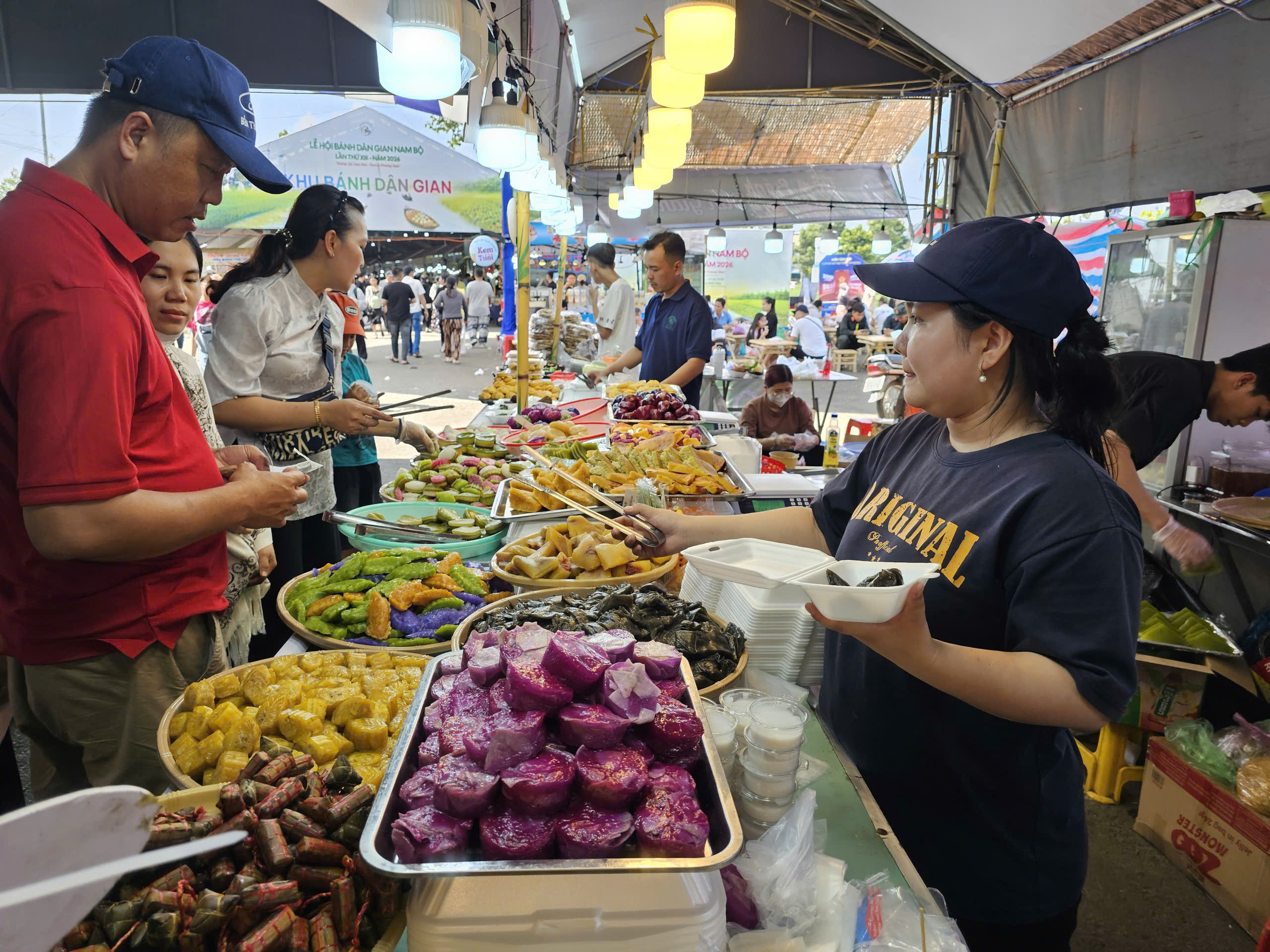 在芹苴和金甌欣賞數百種民間美食