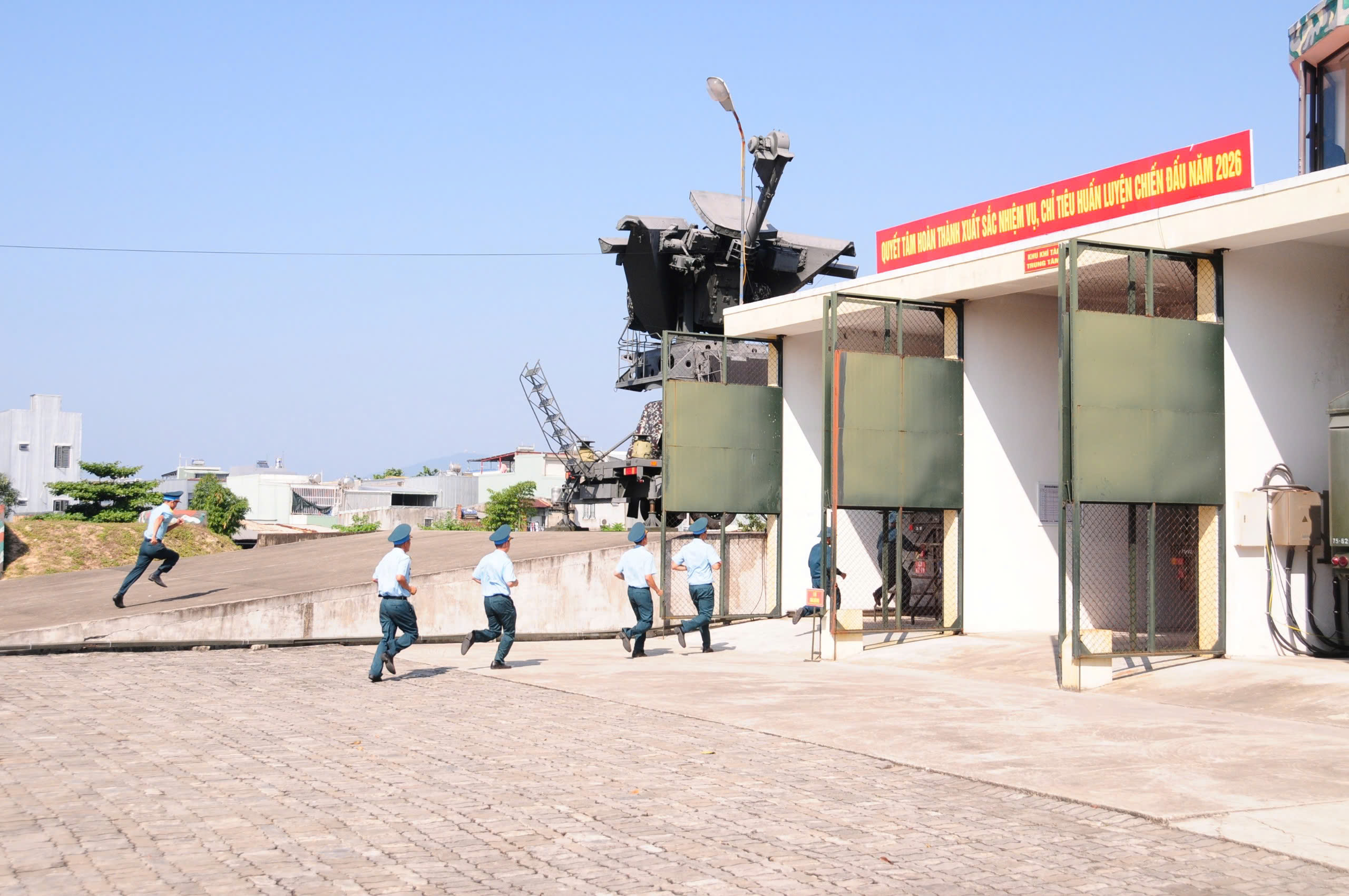 防空空軍檢查在峴港和廣義的兩個雷達和導彈單位