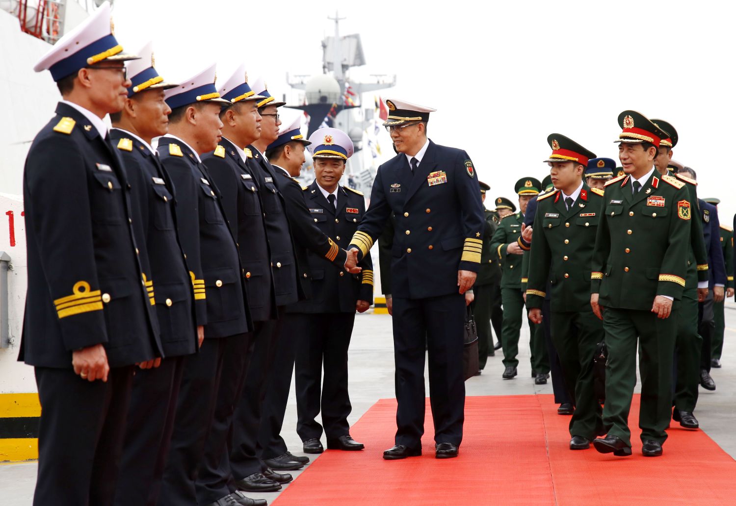 越南國防部長與中國國防部長出席海軍聯合巡邏啟航儀式