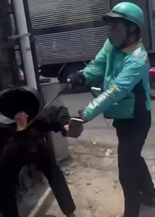 核實技術摩托車司機手持“三節棍”毆打行人的視頻
