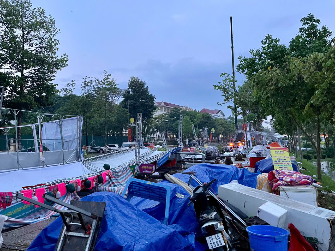 富壽省活動攤位遭暴風雨吹倒,今晨河內發佈大雨預警